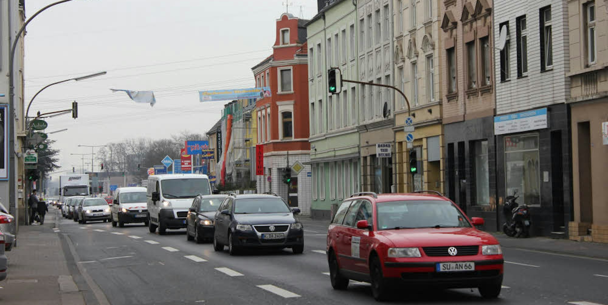 In Holweide quälen sich täglich mehr als 30.000 Fahrzeuge über die Bergisch Gladbacher Straße.
