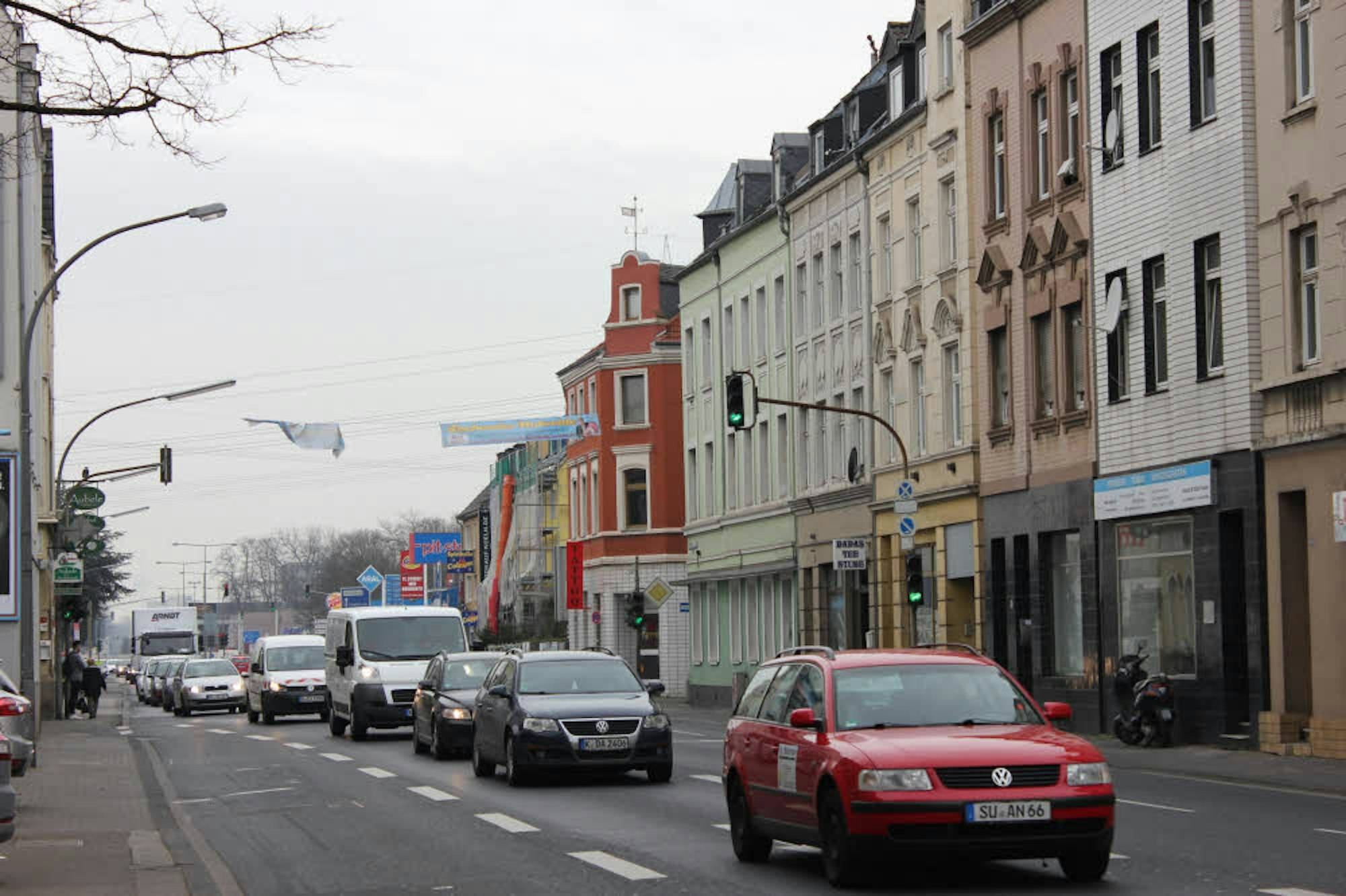 In Holweide quälen sich täglich mehr als 30.000 Fahrzeuge über die Bergisch Gladbacher Straße.