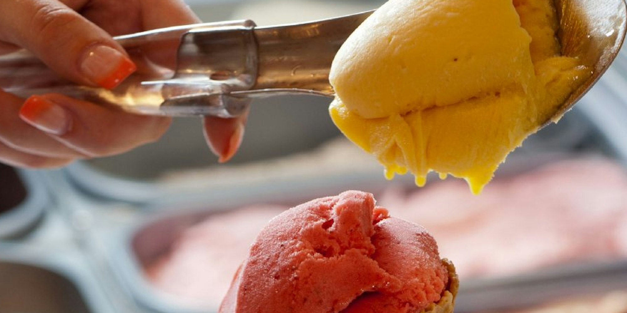 Viele Eiscafés in Deutschland produzieren die süße Leckerei nach traditioneller italienischer Art.