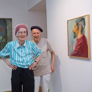 Künstlerin Roswitha Waechter mit Ehemann Michael Mohr vor einem der Bilder des Findelkinds Urban Maatbach.