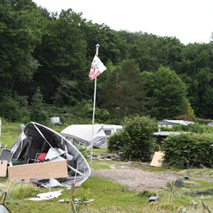 Die FC-Fahne weht im Wind. Sie ist unbeschadet. Um sie herum herrscht Chaos auf dem Houverather Campingplatz.
