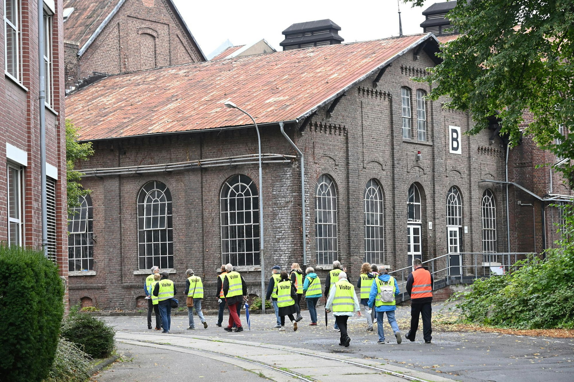 Die Führung beginnt an der „Keimzelle“ der Zandersfabrik, der Maschinenhalle aus der Gründerzeit Anfang des 19. Jahrhunderts.