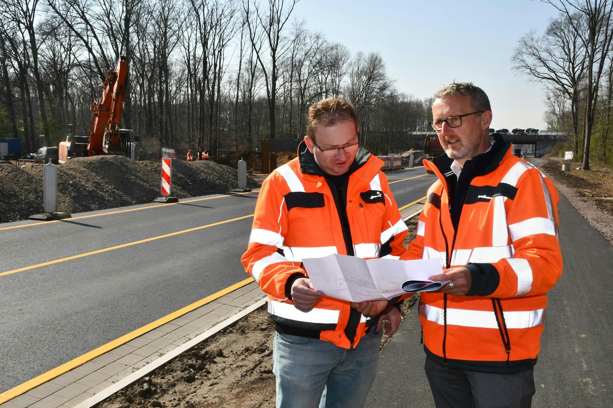 Die Baupläne studieren Torsten Gaber (l.), Sprecher von Straßen NRW, und Projektleiter Markus Reul.