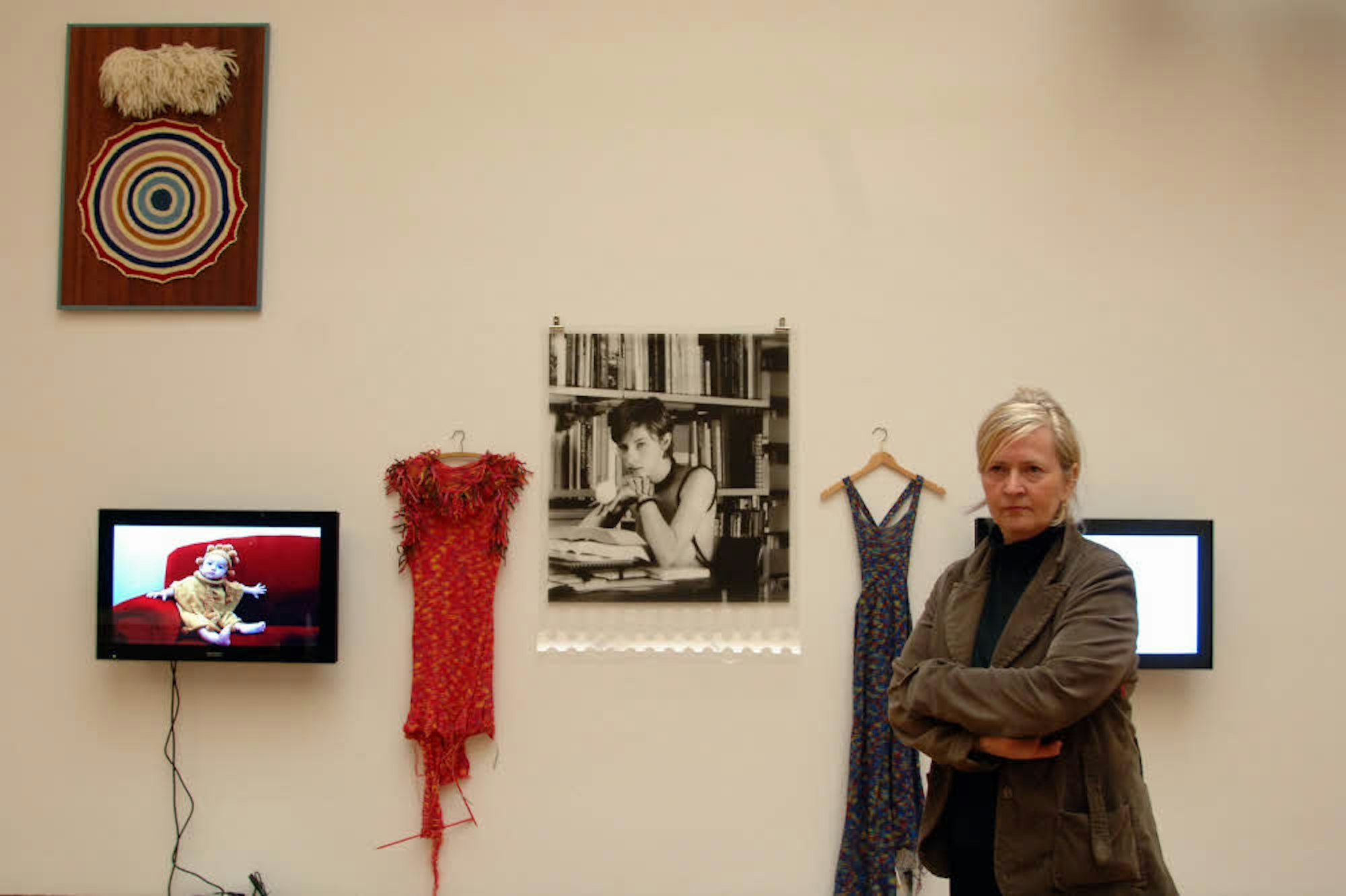 Rosemarie Trockel mit Arbeiten 2005 im Museum Ludwig.