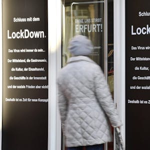 Der Frust wächst weiter: In Erfurt protestieren Händler mit Plakaten gegen den Lockdown.