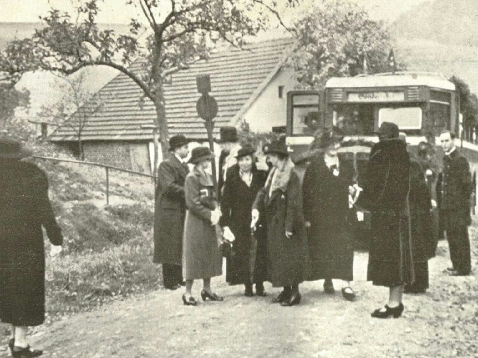 Bilder aus der Mitarbeiterzeitschrift, hier die Feier der Silberjubilare von Oktober 1937. Postbusse brachten sie von Köln nach Overath.