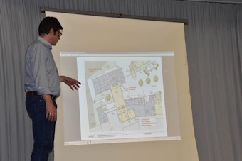 Roman Merten stellte Entwürfe für eine mögliche Schulerweiterung in Herchen vor. Unten rechts ist der Neubau mit neun Klassenräumen zwischen alter Sporthalle und aktuellem Verwaltungsbau zu sehen.