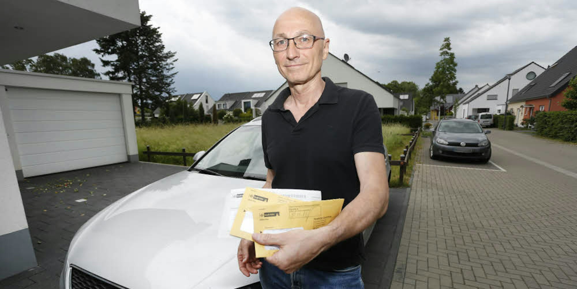 Helmut Krevet streitet vor Gericht gegen den Autohändler, weil sein Wagen zu viel verbraucht.