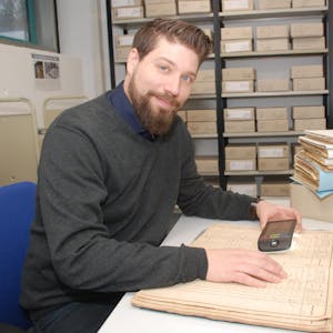 Stadtarchivar Michael Cöln will die alten Akten, Urkunden und Dokumente von überall aus zugänglich machen. (Archivbild)