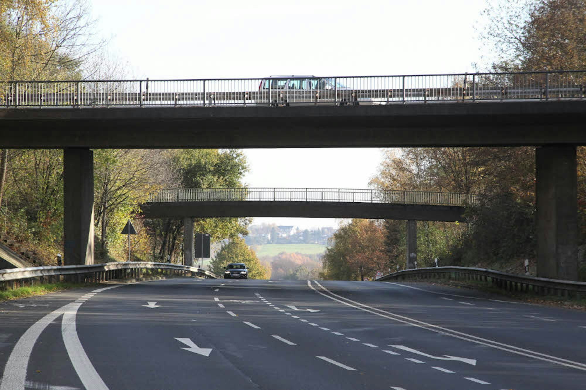 Die eine für Autos, die andere für Landwirte, Radfahrer und Fußgänger: Gleich zwei Brücken spannen sich auf der Kuppe bei Pohlhausen über die vielbefahrende Straße, die die Stadt Lohmar mit dem Dorf Neunkirchen verbindet.