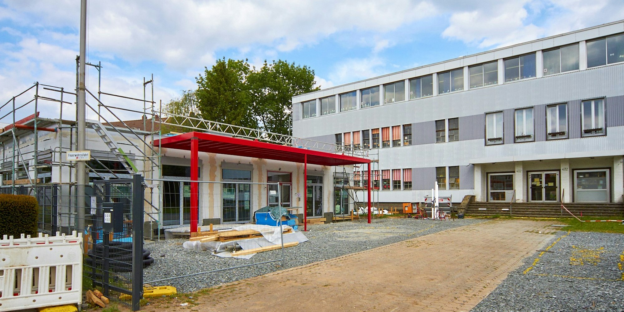 Vor der Grundschule Porz Mitte zur Hauptstraße hin entsteht die neue Mensa.