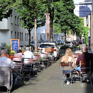 In der Augustastraße, wo „Schmalztöpfchen“ und „Stilbruch“ im Freien bewirten, wird es den Nachbarn zu viel.