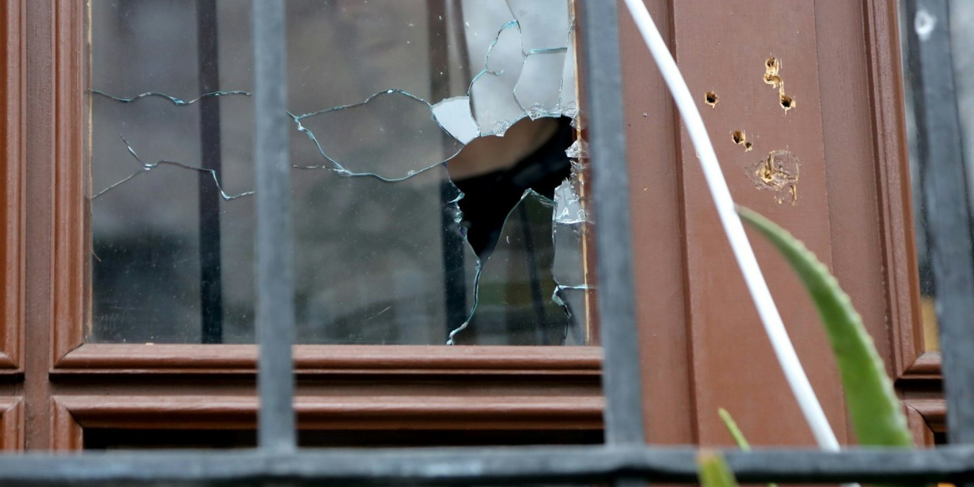 Ein Mann hat mit einer Pumpgun mehrere Schüsse auf die Fenster eines Lokals am Hildeboldplatz abgegeben.