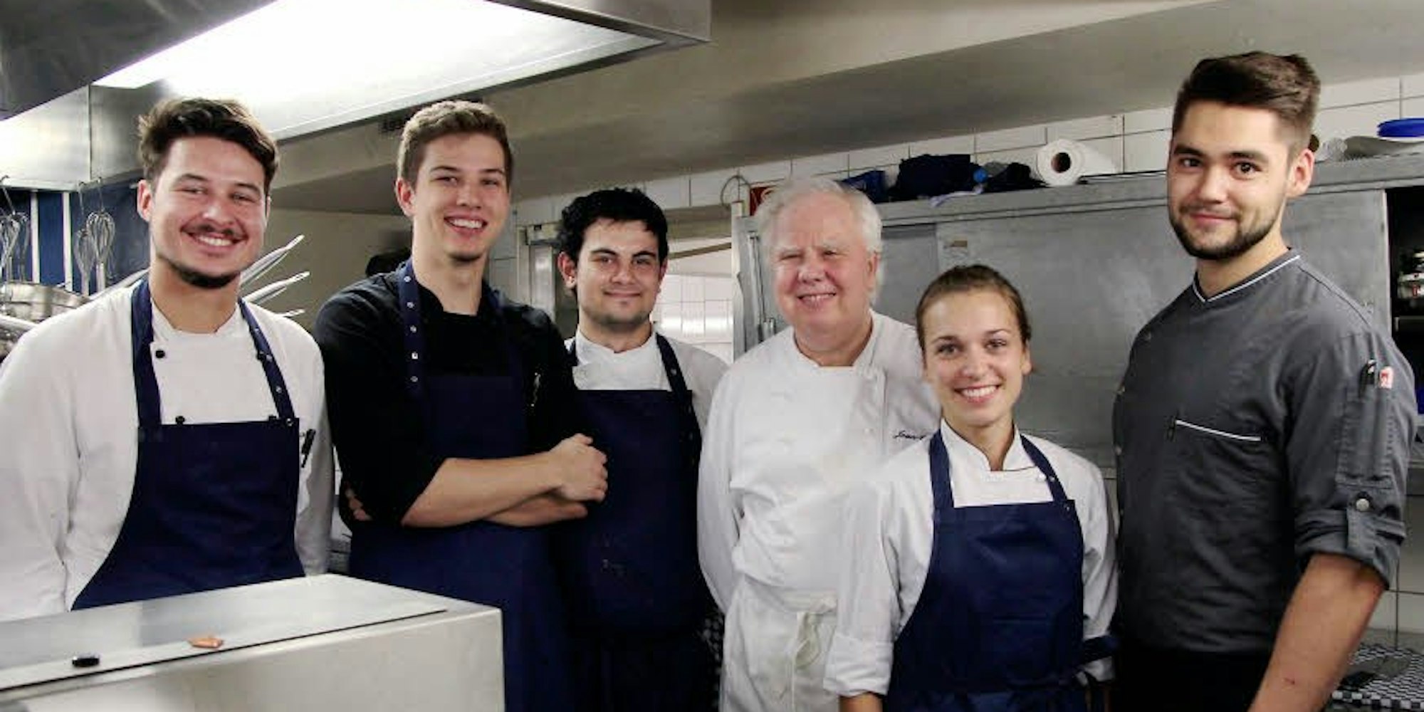 Jean-Claude Bado (dritter von rechts) mit seinem Küchenteam (links).