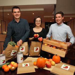 Obstkäppchen der ersten Stunde: (v. l.) Johannes Radschinski, Carina Raddatz und Christopher Kossack wollen im Dezember mit ihren Obstlieferungen beginnen.