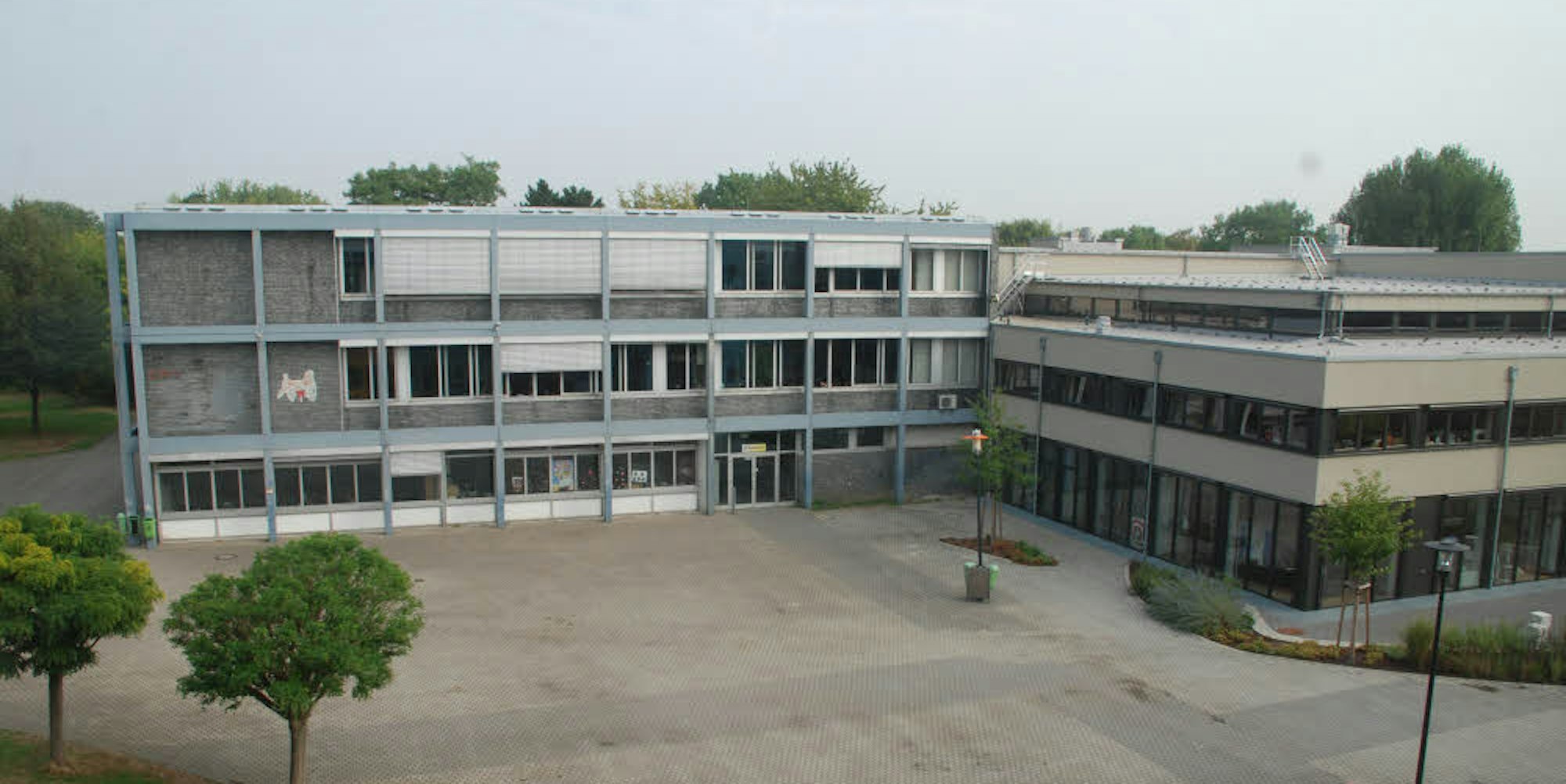 Abgerissen und neu gebaut werden sollen die Bauteile C (Foto) und A des Ernst-Mach-Gymnasiums. 