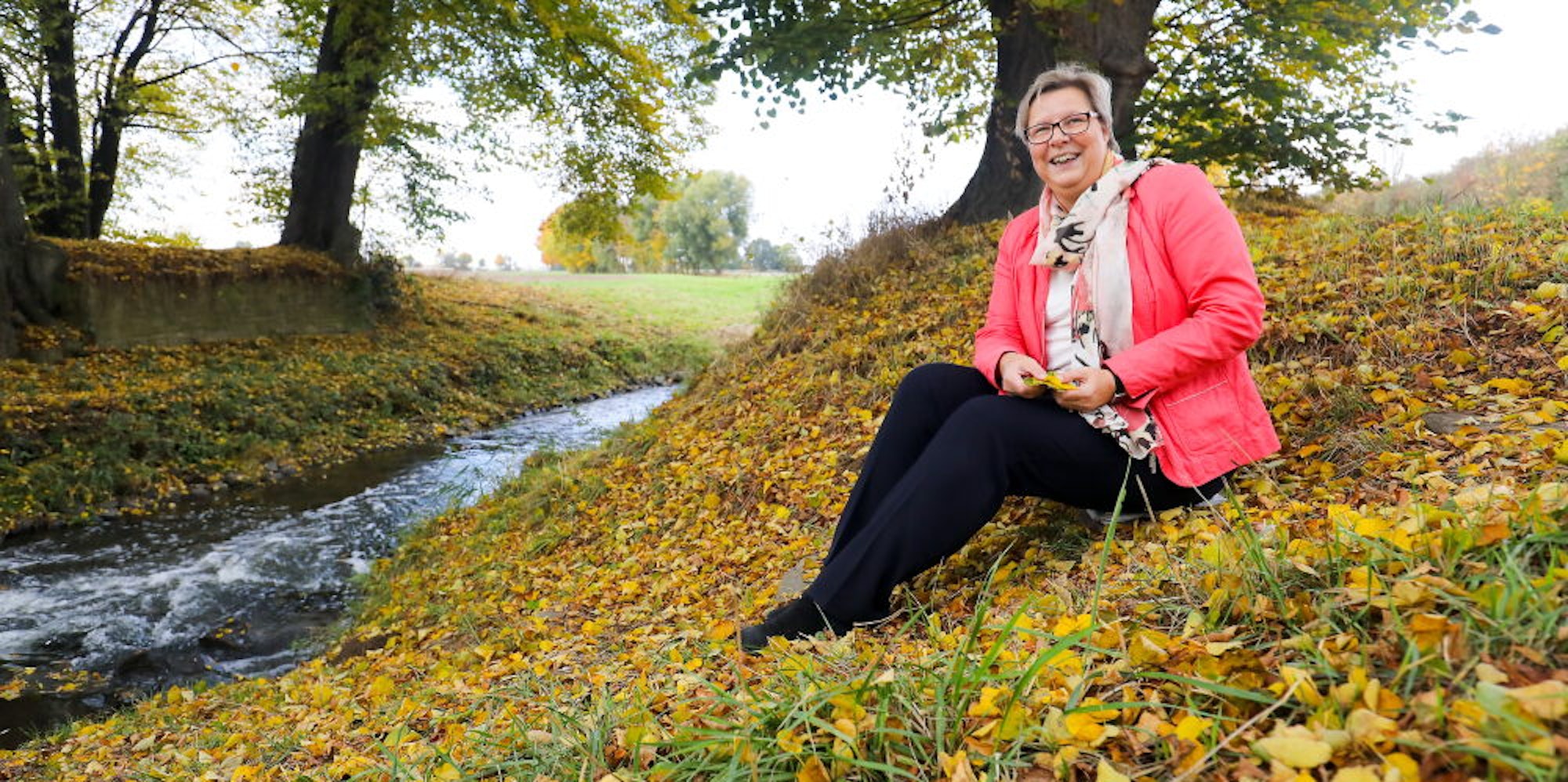 An der Swist macht es sich Swisttals Bürgermeisterin Petra Kalkbrenner (CDU) gerne gemütlich.