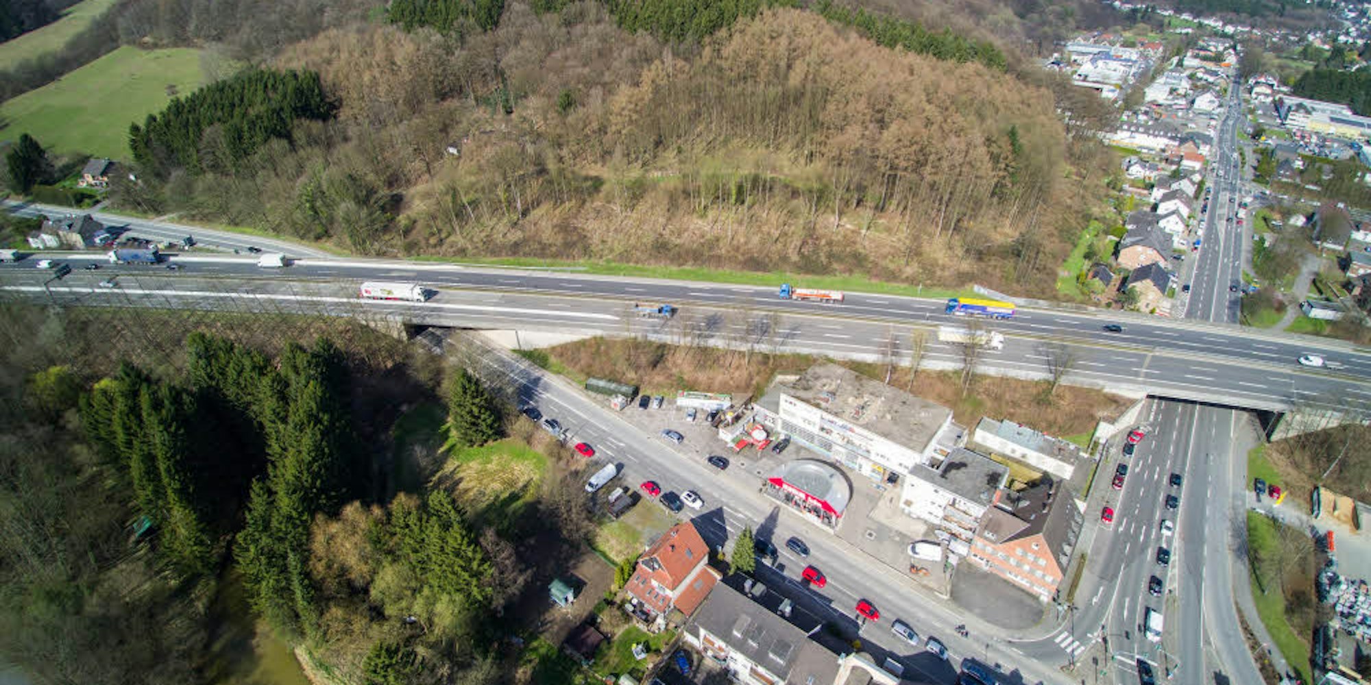 Die Autobahnbrücke links im Bild muss erneuert werden. Unter ihr verläuft die Straße von Untereschbach (u. r.) nach Bensberg. Direkt an der maroden Brücke ist wenig Platz für Behelfsbrücken wegen angrenzender Häuser und eines steilen Hangs auf der hinteren Seite.