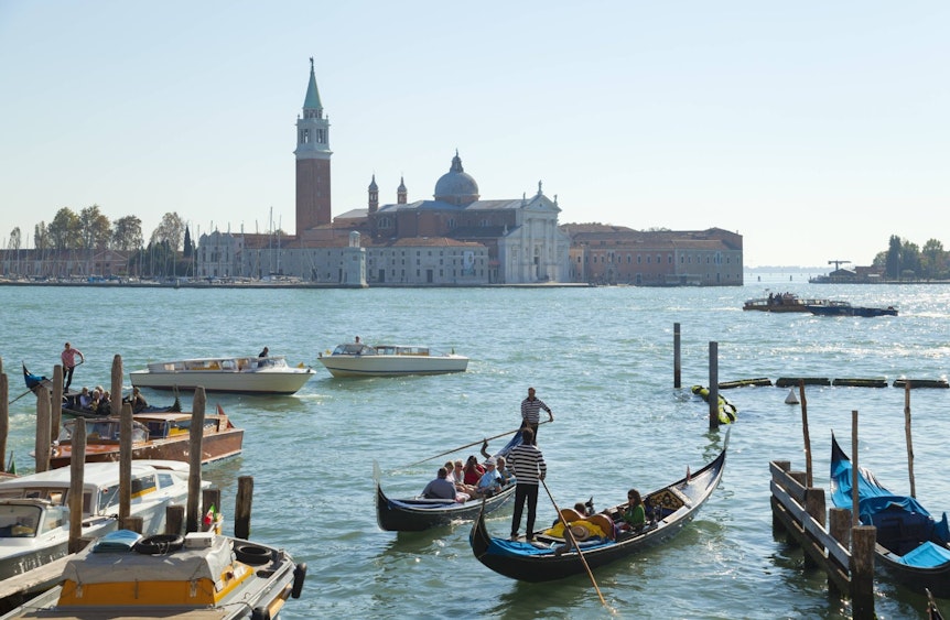 Die romantische Kulisse der Lagunenstadt verfällt: Venedig sinkt.