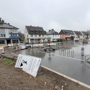 Der Bahnhofsvorplatz in Kall muss nach der Flut erneuert werden.