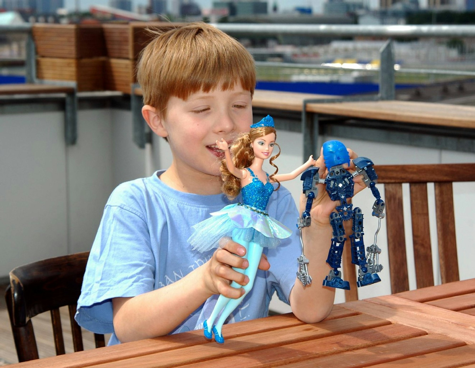 Barbie oder Roboter: Was würden Erwachsene dem Jungen wohl zum Geburtstag schenken?