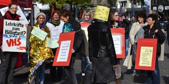 Bildung zum Billigtarif? Honorarlehrkräfte von VHS und Rheinischer Musikschule demonstrierten für bessere Bezahlung.