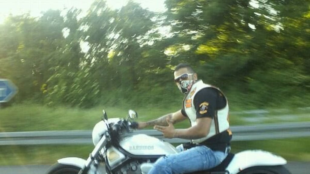 Rockerchef Ramin Y. (24) auf seiner Harley Davidson