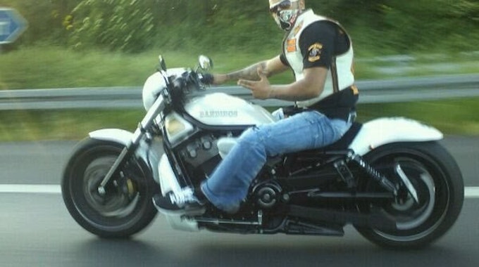 Rockerchef Ramin Y. (24) auf seiner Harley Davidson