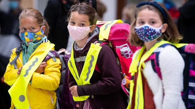 Schulkinder aus NRW tragen Masken, hier ein undatiertes Foto. Ab Dienstag (2. November) gelten neue Regeln für die Maskenpflicht.