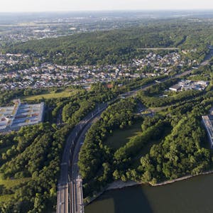 Derzeit endet die A 562 (Konrad-Adenauer-Brücke) am Ennert im Grünen (beziehungsweise geht in die A 59 über). Der umstrittene Ennertaufstieg als Verbindung zur A 3 bei Birlinghoven steht aber nun wieder im Bundesverkehrswegeplan.