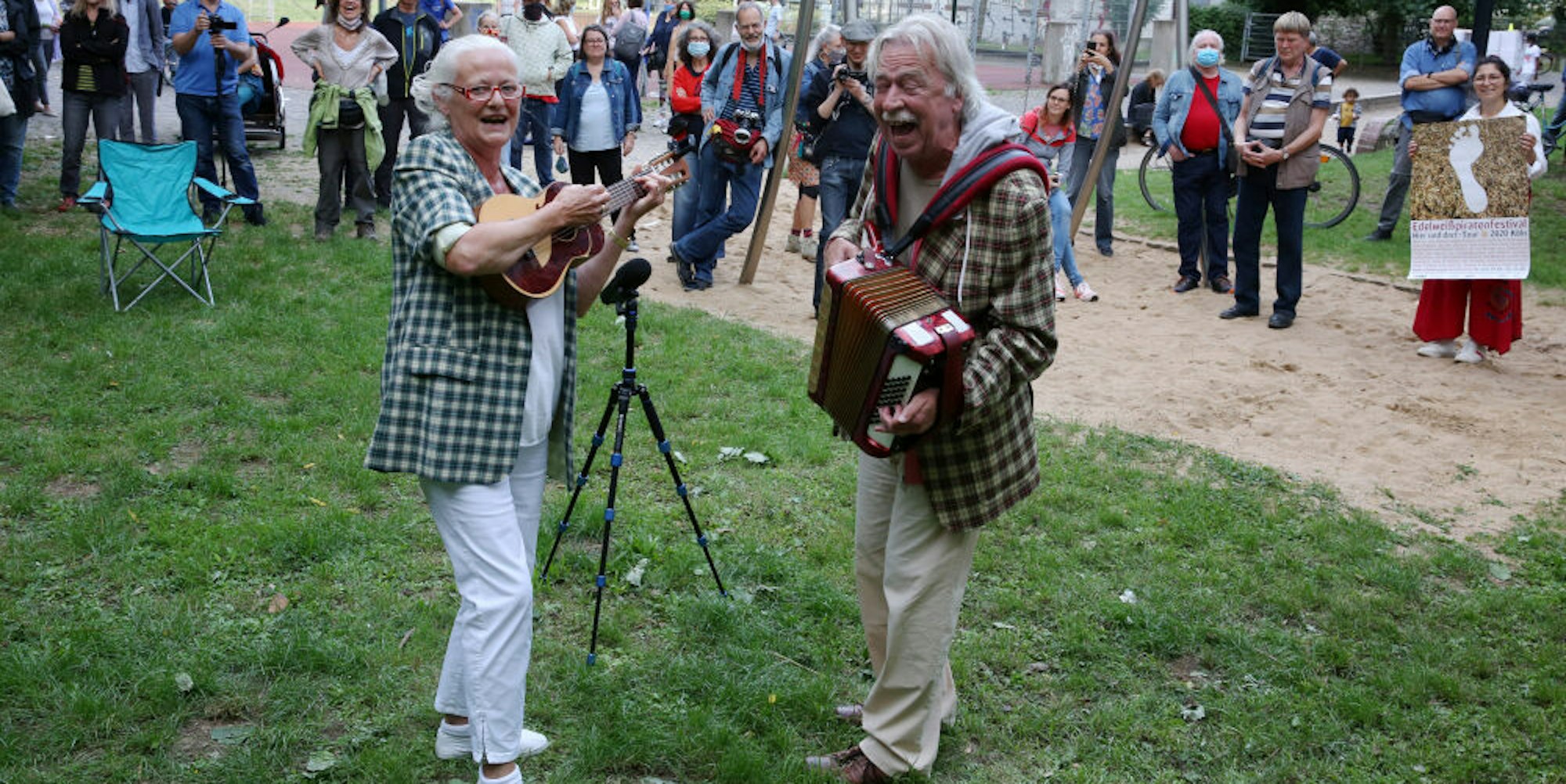Stadtspaziergang in der Südstadt: Das Duo Sakkokolonia spielt beim Edelweißpiratenfestival.