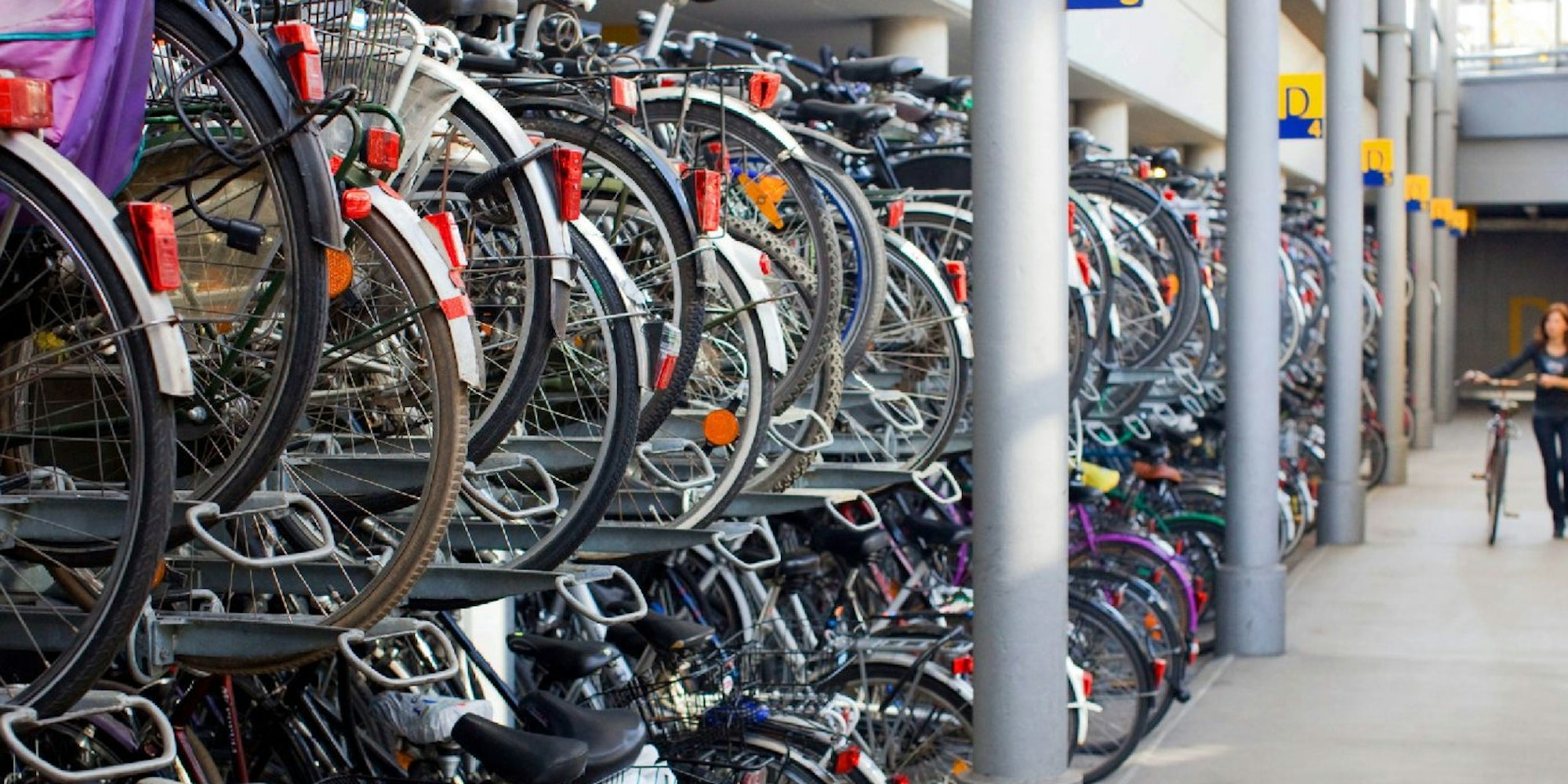 Die Radstation am Hauptbahnhof Münster ist das größte deutsche Fahrrad-Parkhaus. Hier gibt es 3300 bewachte Stellplätze.