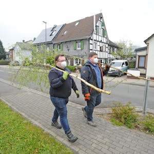 Der JU-Vorsitzende Marc Oliver Drechsel und Ratsherr Maurice Winter liefern in Leichlingen-Bergerhof Maibäume aus.