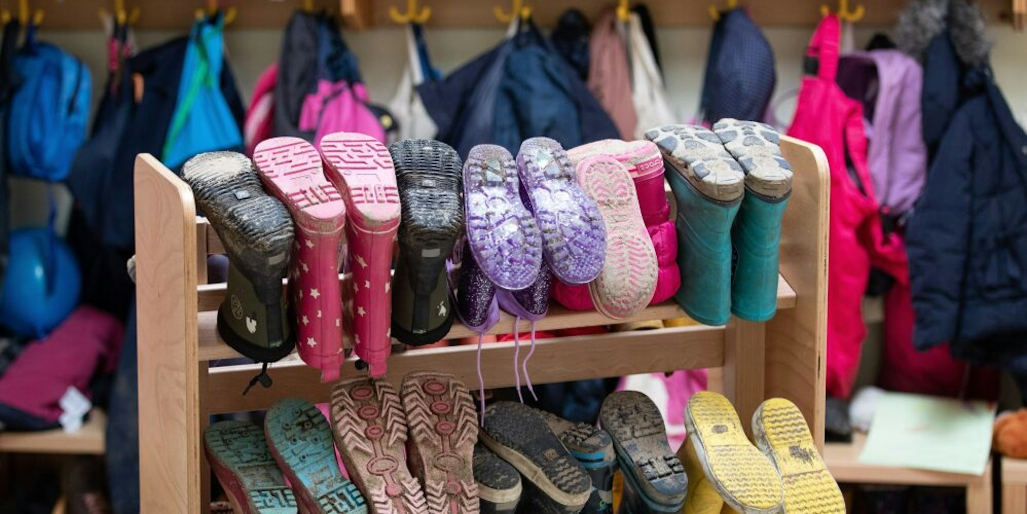 Kinderbekleidung und Stiefel in einer Kita in NRW