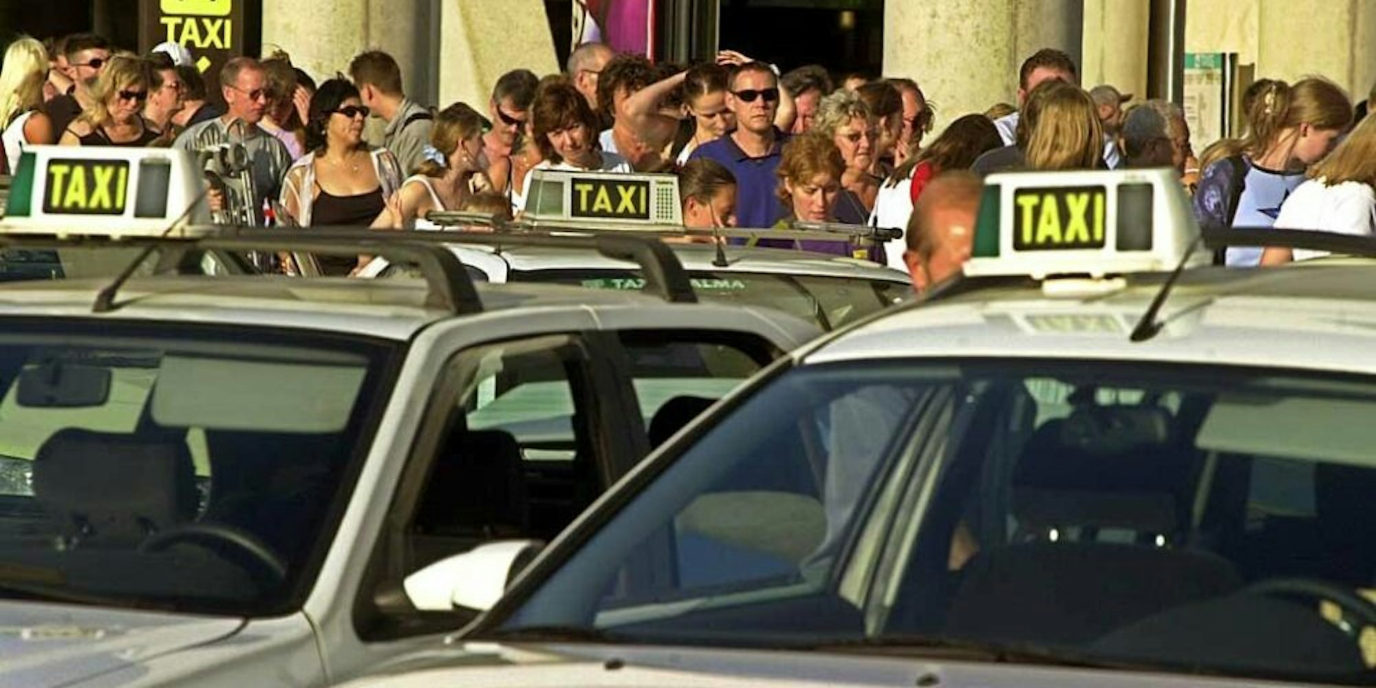 Vor dem Airport von Palma sind Taxis oft Mangelware.
