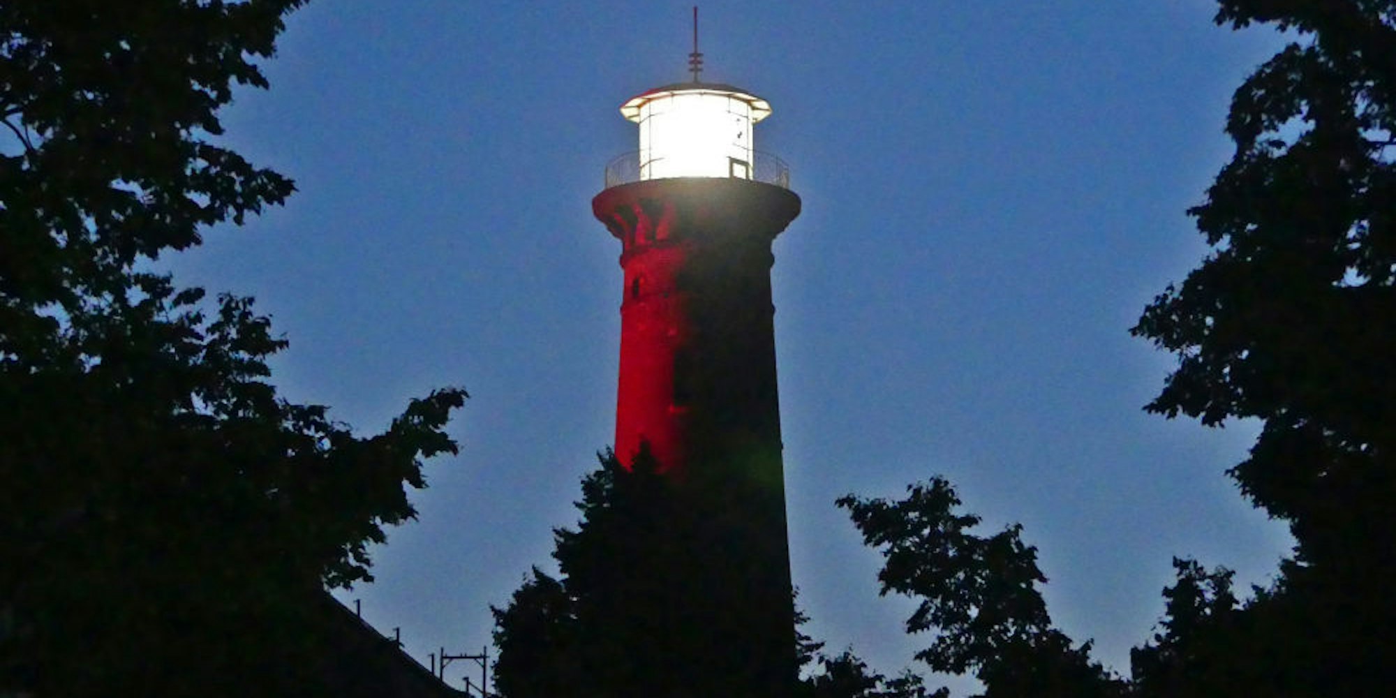 Auch der Heliosturm wurde bei der Night of Light rot angestrahlt.