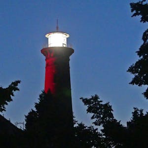 Auch der Heliosturm wurde bei der Night of Light rot angestrahlt.