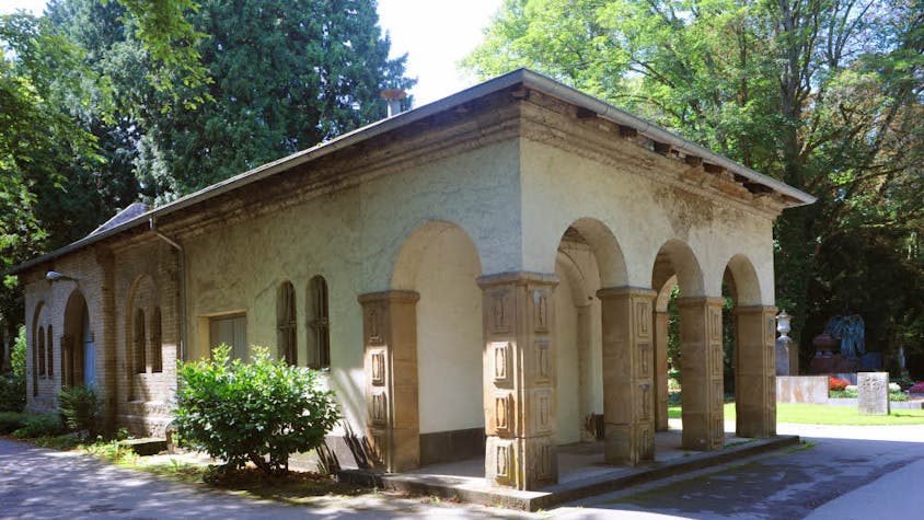 Ende des 19. Jahrhunderts entwarf Diözesanbaumeister Heinrich Wiethase die alte Trauerhalle auf dem Friedhof Melaten.