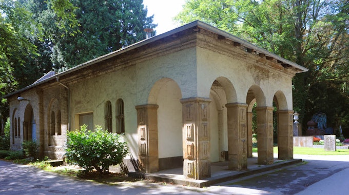 Ende des 19. Jahrhunderts entwarf Diözesanbaumeister Heinrich Wiethase die alte Trauerhalle auf dem Friedhof Melaten.