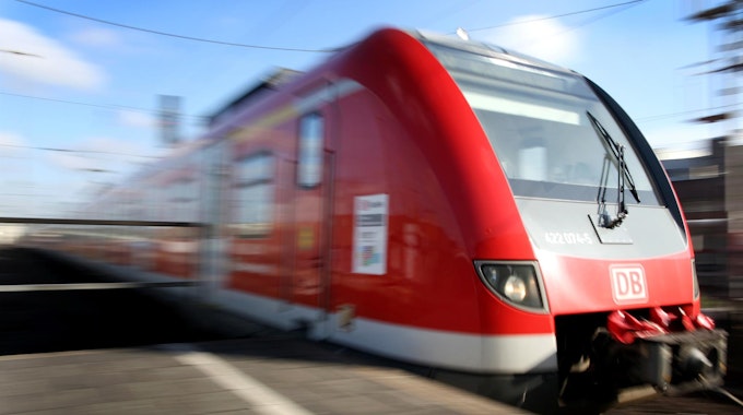 Eine S-Bahn fährt an einem Bahnsteig des Düsseldorfer Hauptbahnhofs ein