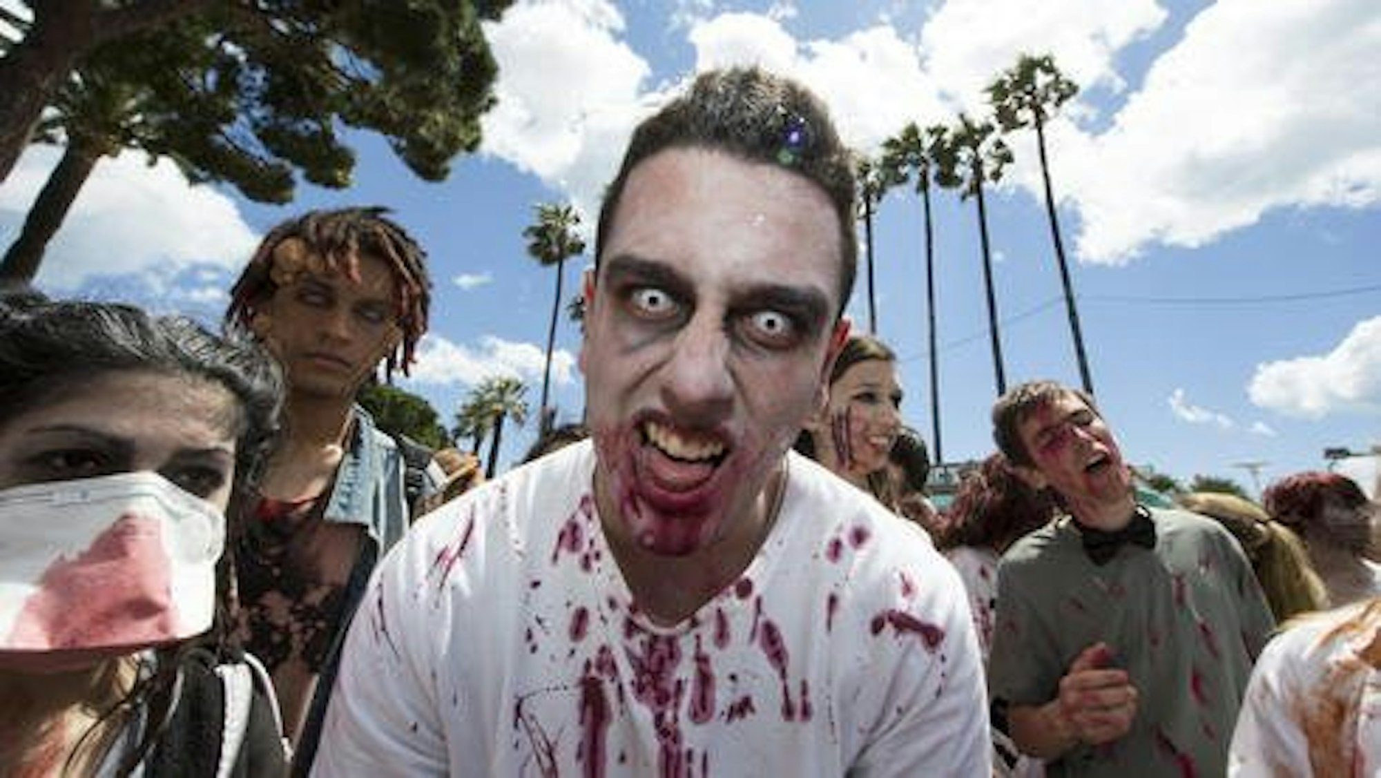 Zombie bei der Arbeit: Leute erschrecken für den Lebensunterhalt.