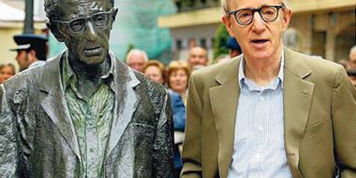 Ein Denkmal schon zu Lebzeiten: Woody Allen neben seinem Ebenbild im spanischen Oviedo. (Bild: dpa)