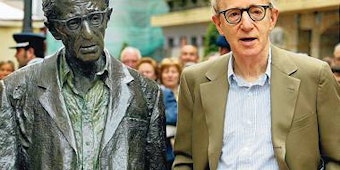Ein Denkmal schon zu Lebzeiten: Woody Allen neben seinem Ebenbild im spanischen Oviedo. (Bild: dpa)