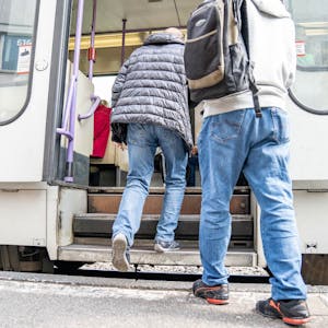 Barrieren überwinden müssen Fahrgäste, wenn sie am Barbarossaplatz in die Stadtbahnen steigen wollen. Für Rollstuhlfahrer eine unüberwindbare Hürde – und das wird noch lange so bleiben.