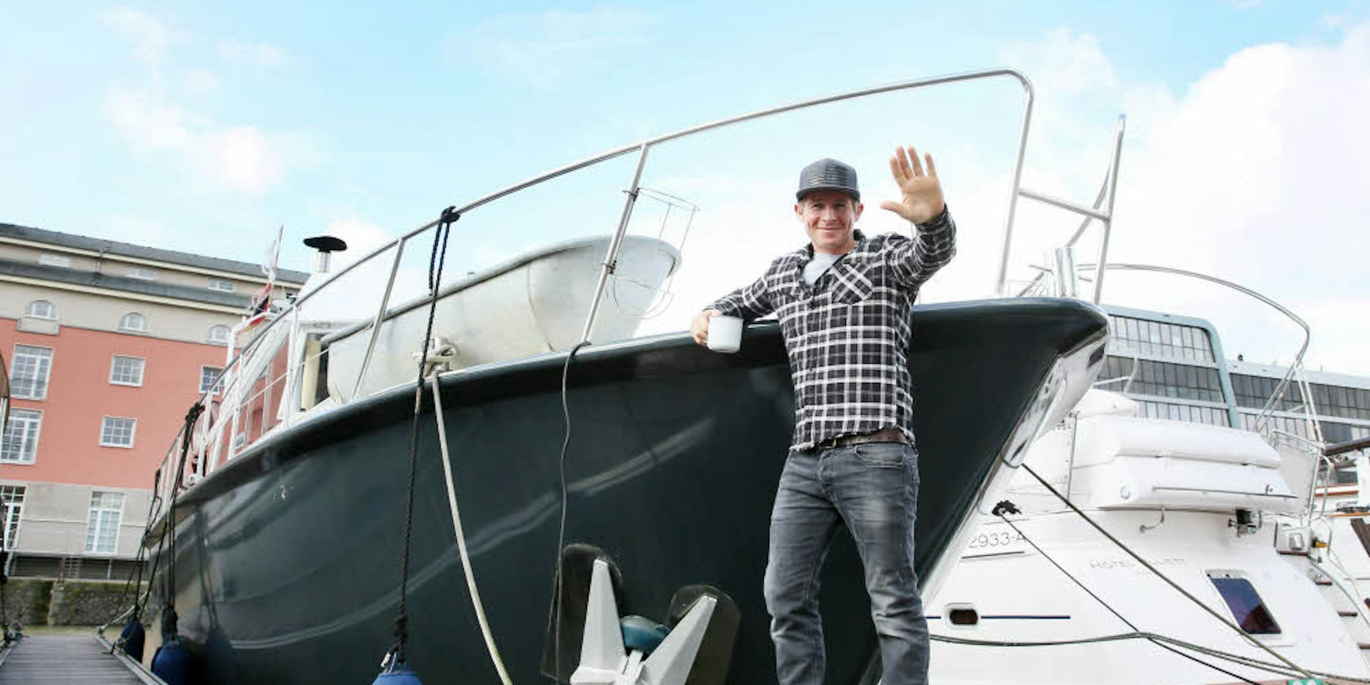 Schauspieler Daniel Roesner an seinem Hausboot im Rheinauhafen