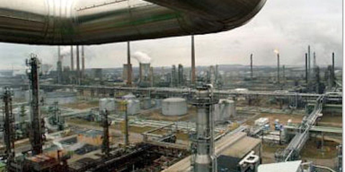 Die Raffinerie im brandenburgischen Schwedt. Das Werk verarbeitet hauptsächlich Rohöl aus Russland, das über die mehr als 4000 Kilometer lange Pipeline Freundschaft angeliefert wird.