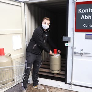 Containerlösung: Beim Mobau in Schleiden stellt Sebastian Nordmann die bestellte Ware zur kontaktlosen Abholung bereit.