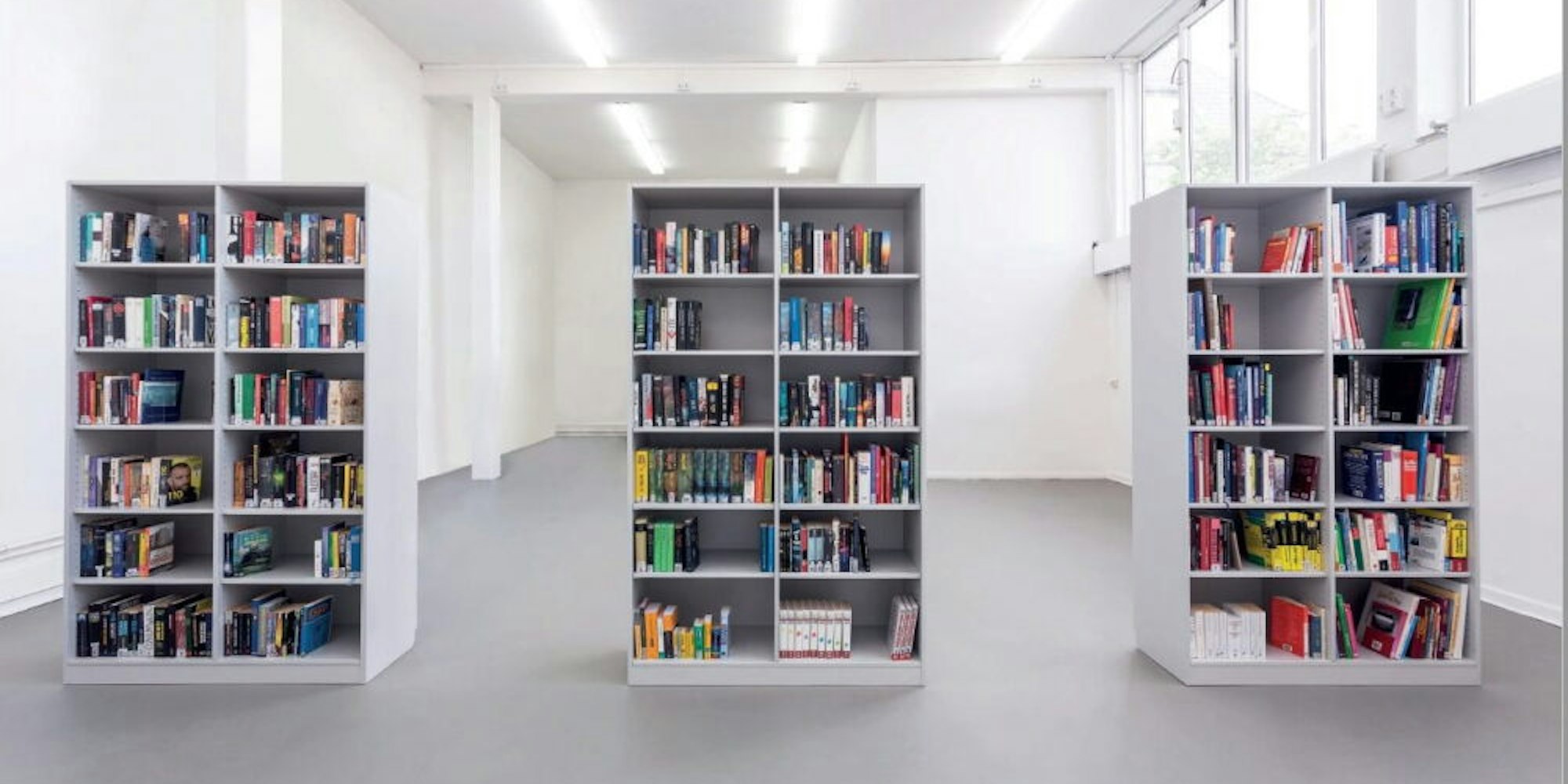 In dieser Rauminstallation rekonstruiert Belia Brückner den aktuellen Buchbestand der Jugendstrafanstalt Hahnöfersand.