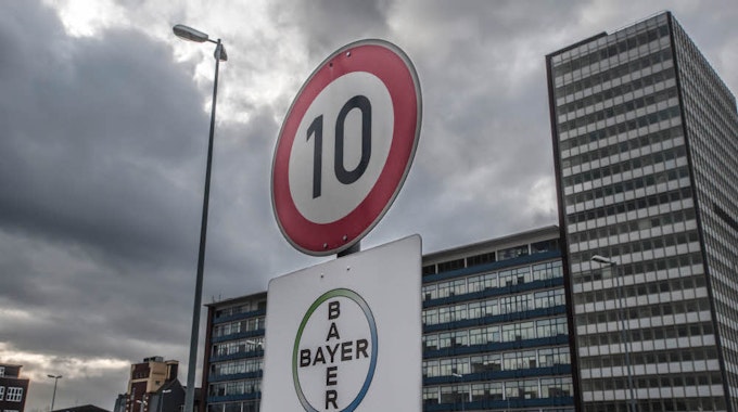 Die Zehn könnte auch für den Abbau stehen: Bis 2021 will Bayer jeden zehnten Job streichen.