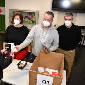 Zum Selbstkostenpreis gab der Förderverein die Schutzmasken ab. Uta Baumann-Giedziella und Bernhard Nettesheim (r.) wollen Schüler und Lehrer vor Corona-Infektionen schützen.
